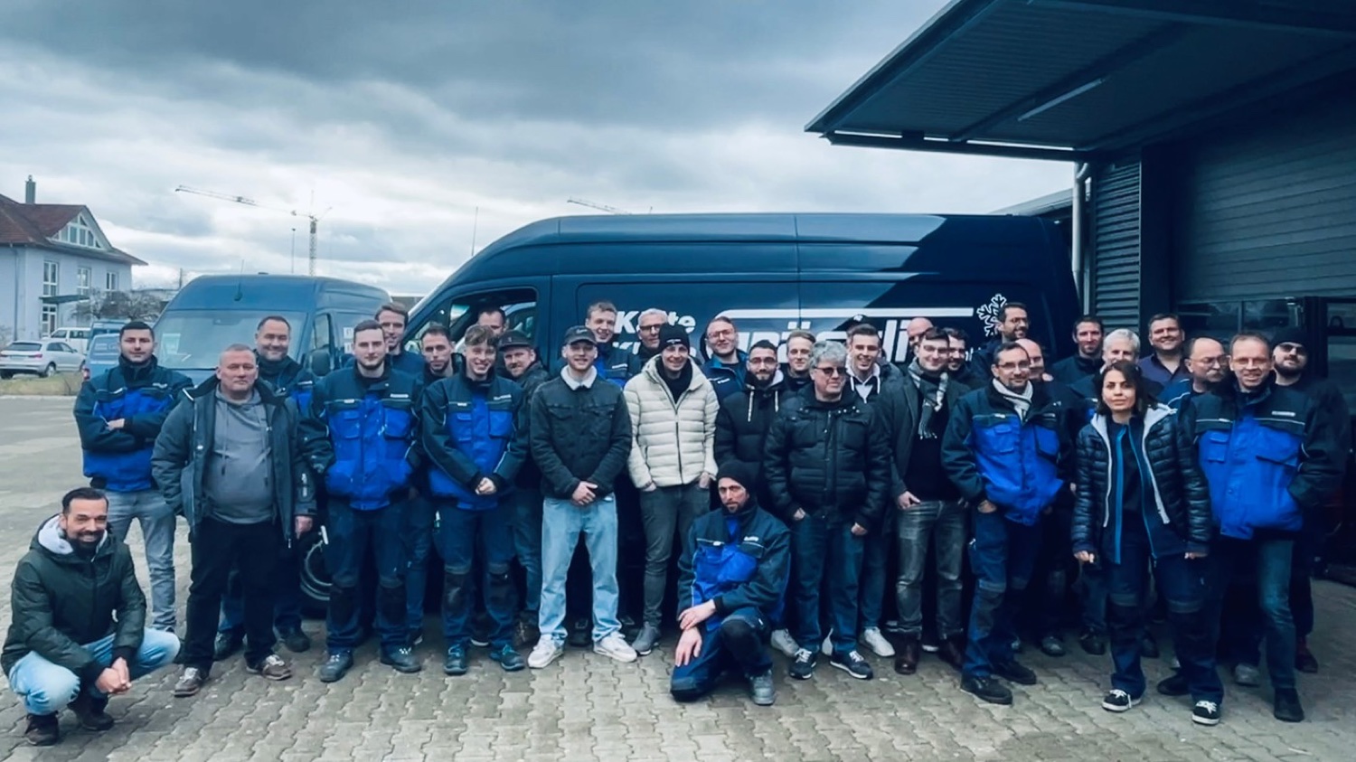 Das Team der Kälte Klima Grässlin GmbH vor den Firmenfahrzeugen